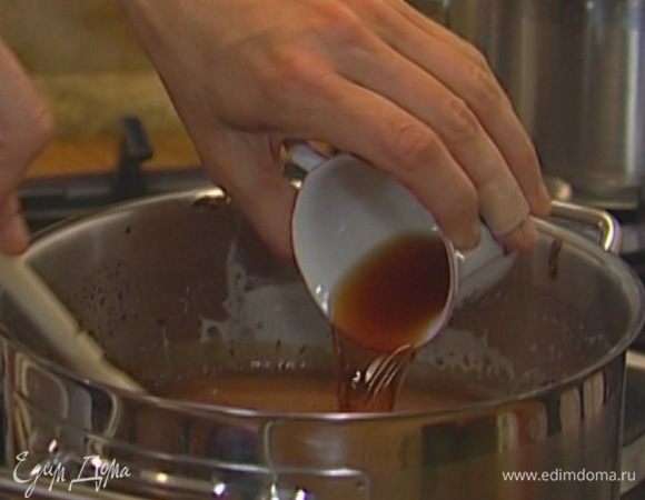 Добавить растопленный шоколад, перемешать, влить виски и все остудить.