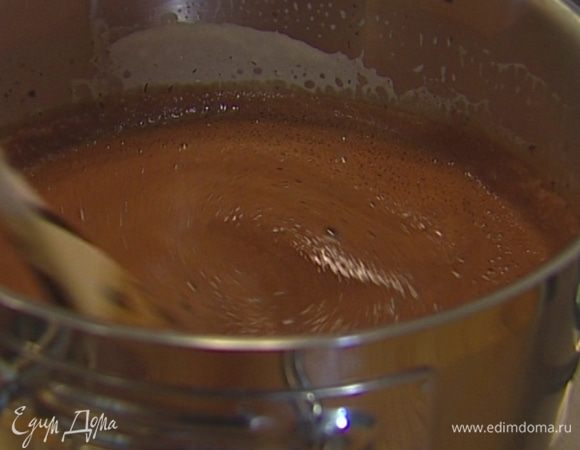 Перелить массу в пластиковый контейнер и замораживать 4−5 часов, время от времени перемешивая деревянной ложкой.