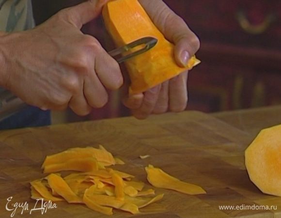 Тыкву почистить и нарезать тонкими полосками (можно воспользоваться овощечисткой).
