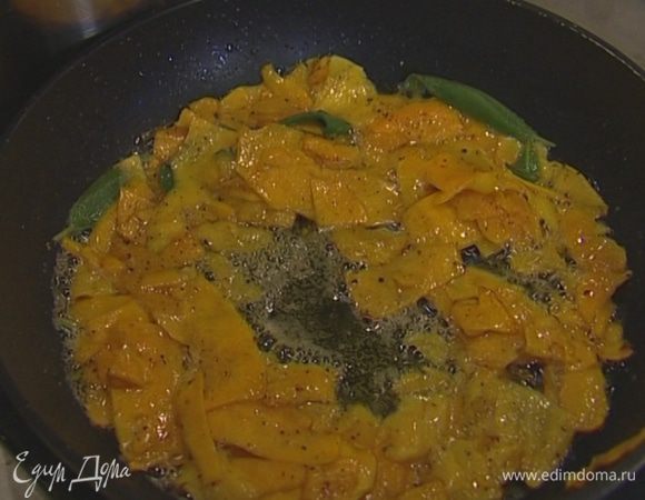 Разогреть в сковороде сливочное масло и 1 ст. ложку оливкового масла, выложить нарезанную тыкву, добавить листья шалфея, посолить, поперчить и, помешивая, довести на небольшом огне до готовности.