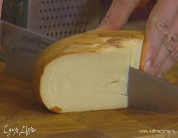 Сулугуни натереть на крупной терке.