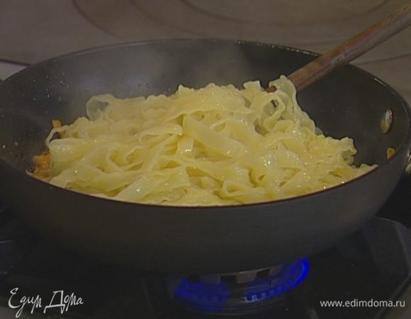 Макароны отварить в подсоленной воде (не переварить!), слить и соединить с готовой тыквой.