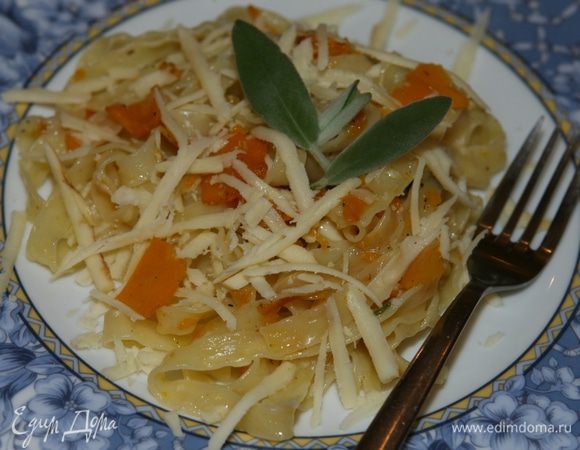 Выложить на тарелку, присыпать натертым сулугуни, перемешать, сбрызнуть оливковым маслом.