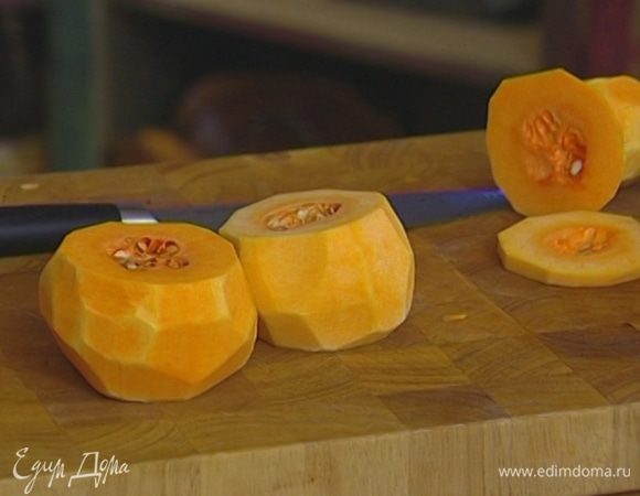 Тыквы помыть, срезать верхушку и основание, чтобы они могли стоять, очистить от кожуры. 