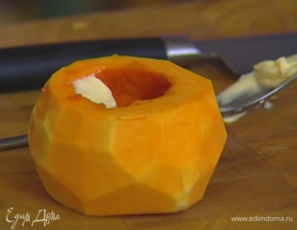 Вычистить ложкой семена, чтобы внутри тыквы получилась выемка. Смазать выемки сливочным маслом, посыпать корицей, посолить, поперчить.