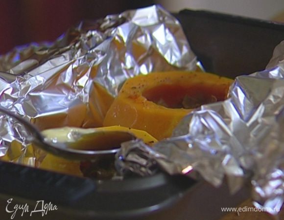 Застелить форму для выпечки пищевой фольгой так, чтобы края фольги свешивались. Поместить в форму тыквы, прикрыть концами фольги и поставить на 15 минут в разогретую духовку.