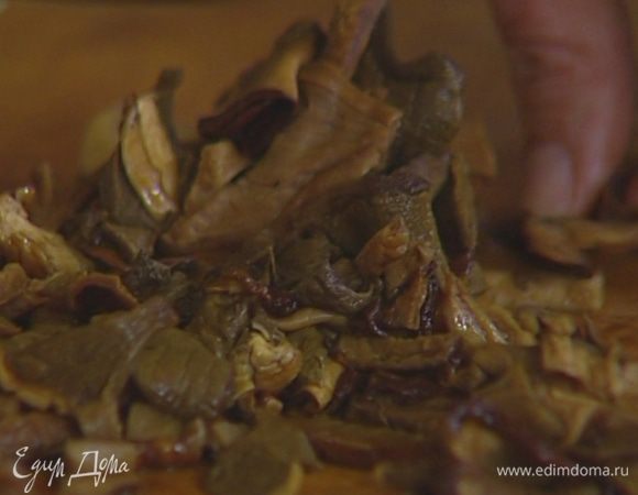 Грибы слегка отжать и нарезать соломкой.