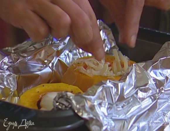 Тыквы вынуть из духовки, начинить грибами, добавить в каждую по 1 ст. ложке воды, в которой замачивались грибы, влить немного сливок и присыпать пармезаном, слегка его утрамбовав. 