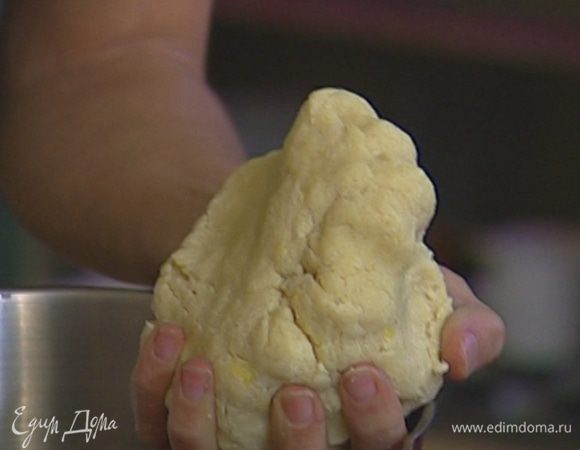 Приготовить тесто: соединить муку, предварительно размягченное сливочное масло, 2 ст. ложки молока, 1 ст. ложку бренди, сахар, половину натертой цедры и взбивать в миксере насадкой для теста до образования крошки. Затем руками сформировать из теста шар.