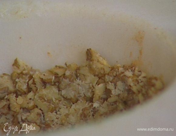 Грецкие орехи измельчить.
