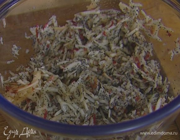 В глубокую миску натереть на крупной терке яблоки вместе с кожурой, добавить мак, оставшееся бренди и перемешать.