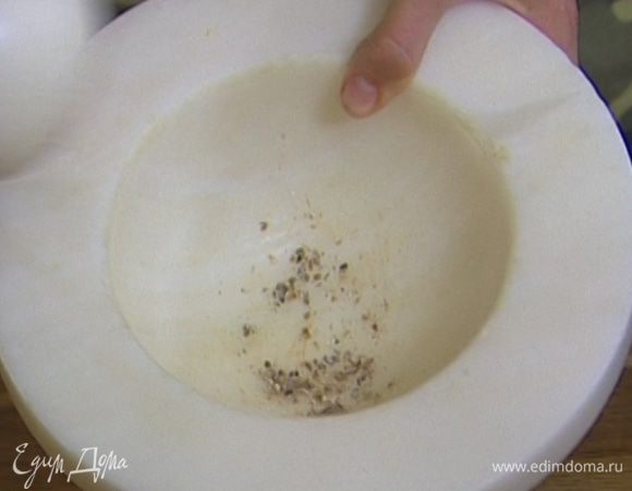 Раскрыть стручки кардамона, вынуть зерна, растереть их в ступке в пудру и отправить вместе с корицей в яблочную начинку.  