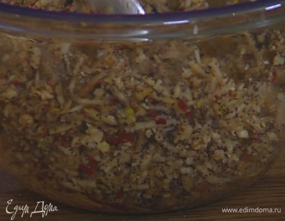 Добавить к яблокам имбирь, оставшуюся цедру, изюм, грецкие орехи и перемешать.