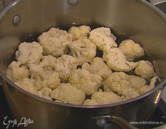 Капусту разобрать на небольшие соцветия и опустить на 3-5 минут в кипящую воду.