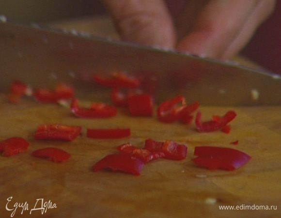 Перец чили, удалив семена, нарезать маленькими кусочками.