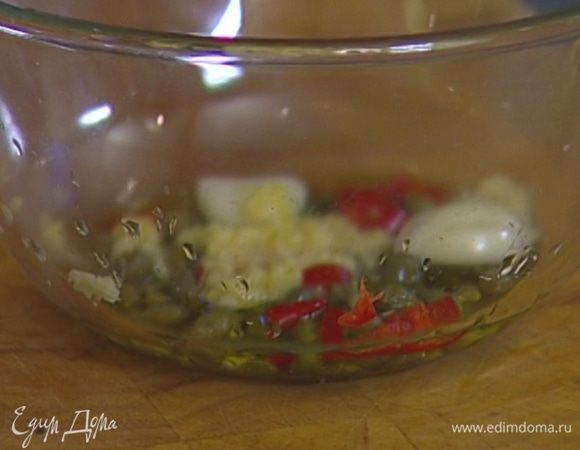 Приготовить заправку: каперсы, чеснок, перец чили и имбирь поместить в чашу блендера, влить 1 ст. ложку оливкового масла и уксус и взбить так, чтобы остались небольшие кусочки.