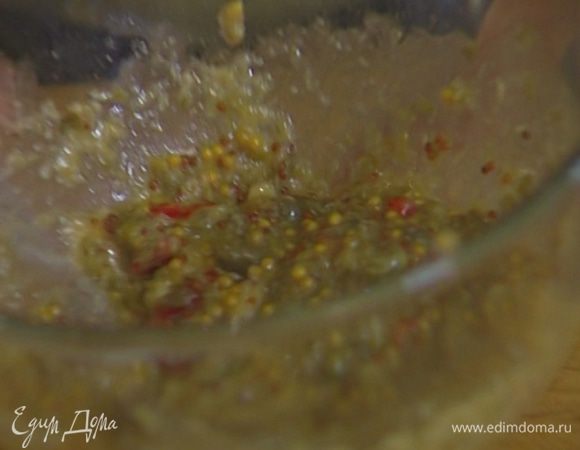 Добавить горчицу и еще немного взбить, а затем перемешать с медом и измельченным укропом.