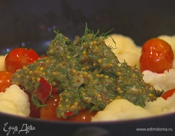 Готовую капусту полить заправкой, перемешать.