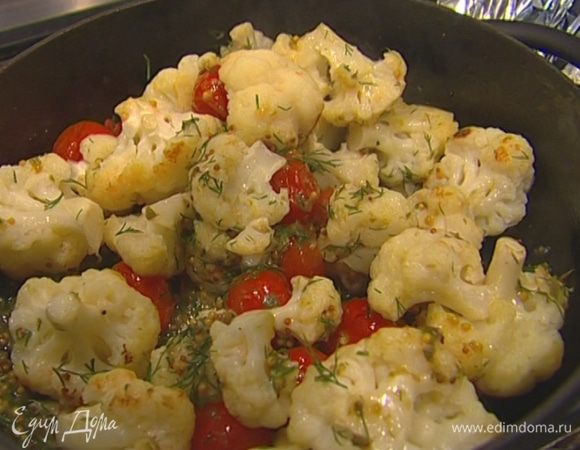 Разложить листья шпината на большой тарелке, сбрызнуть лимонным соком, сверху выложить капусту с помидорами.