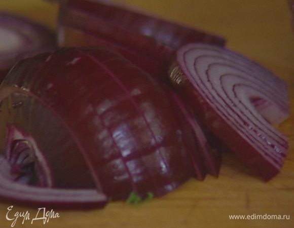 Красную луковицу почистить и крупно порезать.
