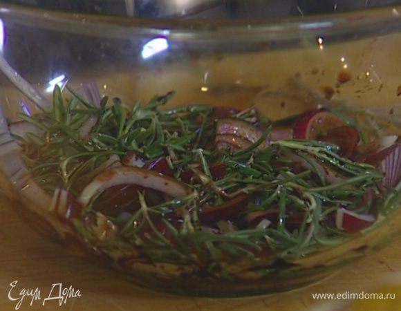 Приготовить маринад: соединить лук и чеснок, добавить листья розмарина, 3 ст. ложки оливкового масла, бальзамический уксус, тмин, по щепотке соли и перца, все перемешать.