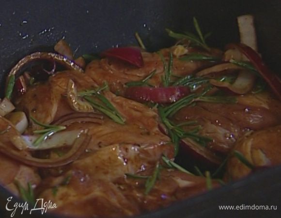 Отбивные обсушить салфеткой и обмазать со всех сторон маринадом.