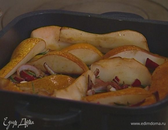 Уложить свинину одним слоем в глубокую жаропрочную посуду, сверху выложить маринад вместе с луком и чесноком, между кусками мяса плотно поместить дольки груш и отправить все в разогретую духовку.