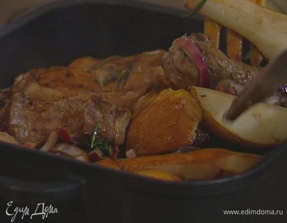 Минут через 10−15 перевернуть отбивные так, чтобы все груши оказались внизу. Понизить температуру в духовке до 180°С и запекать мясо еще около получаса. Затем затянуть форму фольгой и поставить в теплое место.