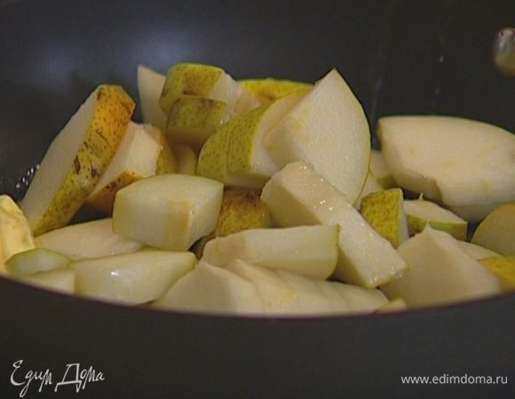 В сковороде, которую можно ставить в духовку, разогреть 1 ст. ложку сливочного масла, добавить кусочки груш и перемешать. 