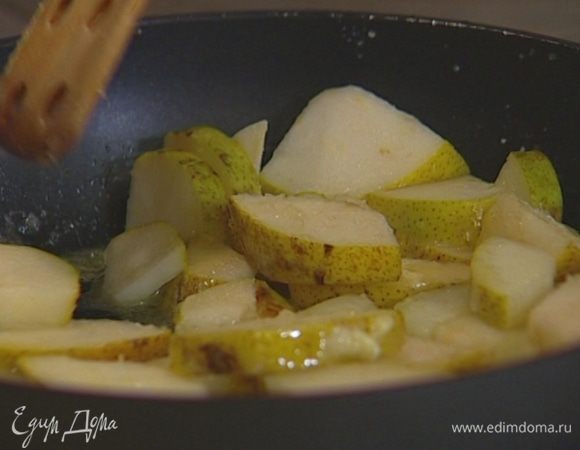 Посыпать груши 2 ст. ложками сахара и дать им закарамелизироваться. 
