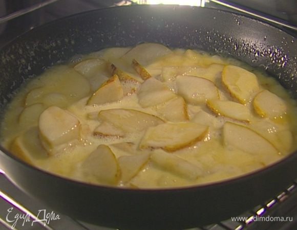 Влить к грушам сливки и еще раз перемешать.