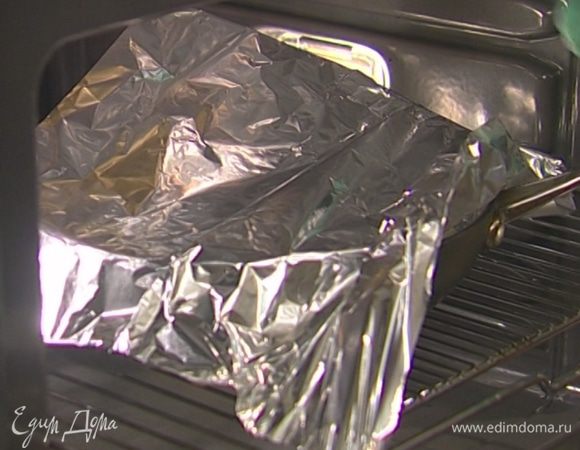 Накрыть сковороду фольгой и отправить в разогретую духовку на 5 минут.