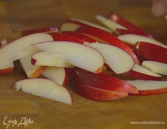 Яблоко, удалив сердцевину, нарезать тонкими дольками