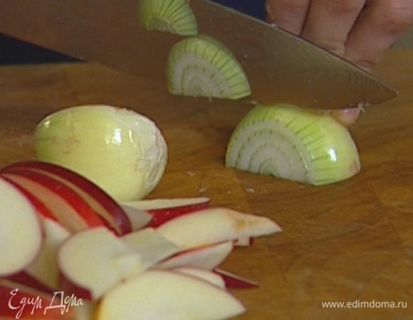 Лук почистить и нарезать полукольцами.