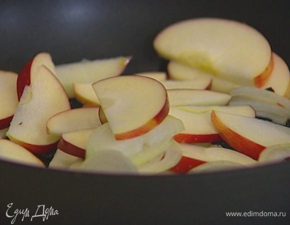 Разогреть в сковороде оливковое масло, выложить яблоко и лук, влить уксус, перемешать, убавить огонь и обжарить так, чтобы дольки яблока остались немного хрустящими.