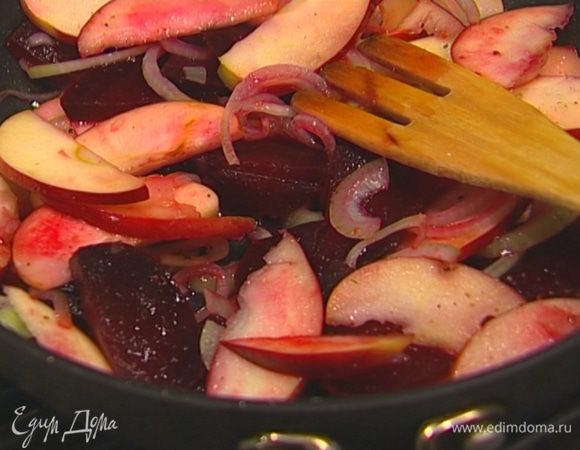 Нарезанную свеклу выложить к яблоку с луком, все перемешать, добавить сахар, посолить, поперчить, еще раз перемешать и выключить огонь.