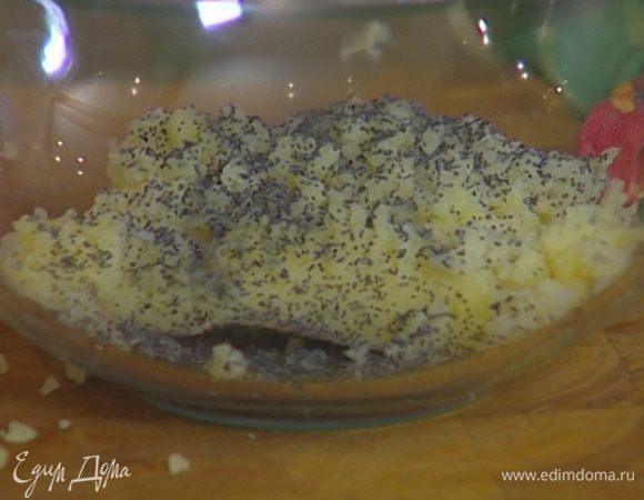 Приготовить оладушки: картофель отварить в подсоленной воде до полуготовности, натереть на крупной терке и перемешать с маком.