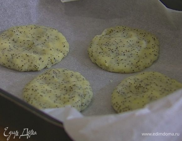 Форму выстелить бумагой для выпечки, сформировать из картофельно-макового теста небольшие оладушки и уложить в форму. На каждый оладушек положить по небольшому кусочку предварительно размягченного сливочного масла. Отправить форму на несколько минут в разогретую духовку.