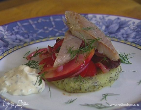 Готовые маковые оладушки выложить на тарелку и разложить на них понемногу яблок со свеклой и луком, а сверху несколько кусочков угря. Полить сметанным соусом, украсить укропом.