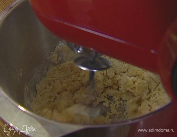 Муку просеять через сито, добавить яйца, влить оливковое масло и замесить массу в комбайне насадкой для теста. Затем сформировать из теста шар, завернуть в пленку и положить на полчаса в холодильник.