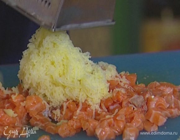Картофель, лук и чеснок почистить и натереть на крупной терке.