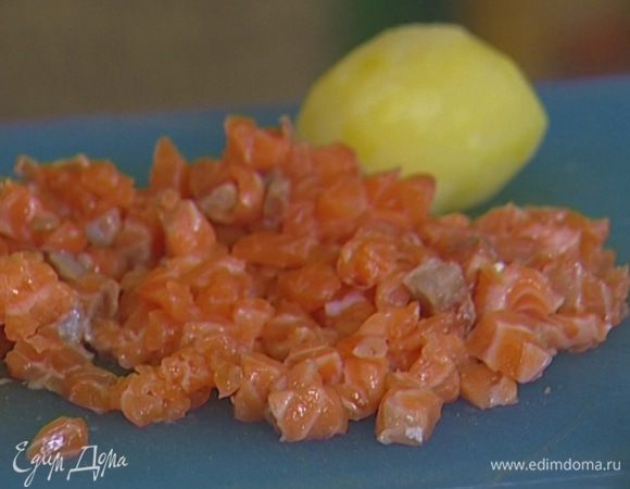 Семгу нарезать небольшими кубиками, добавить картофель, лук, чеснок и горчицу, посолить, поперчить и все вымешать.
