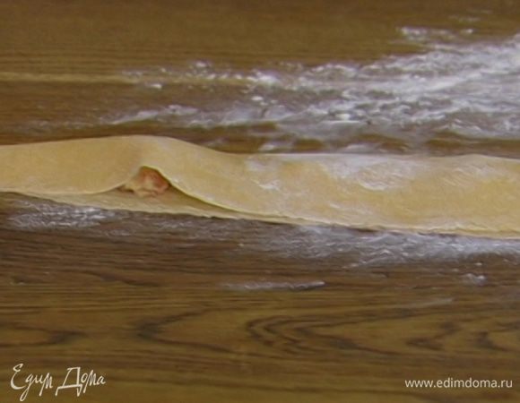 Накрыть второй половиной теста, влажными руками скрепить края.