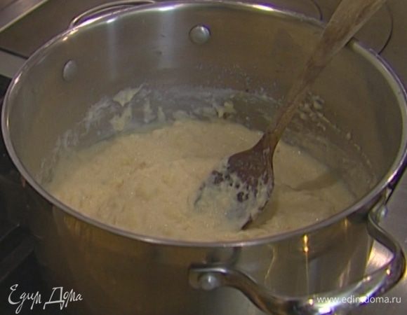 Молоко влить в кастрюлю, поставить на огонь, добавить 4 ст. ложки сахара. Когда молоко прогреется, всыпать манку и, помешивая, варить ее до готовности. 