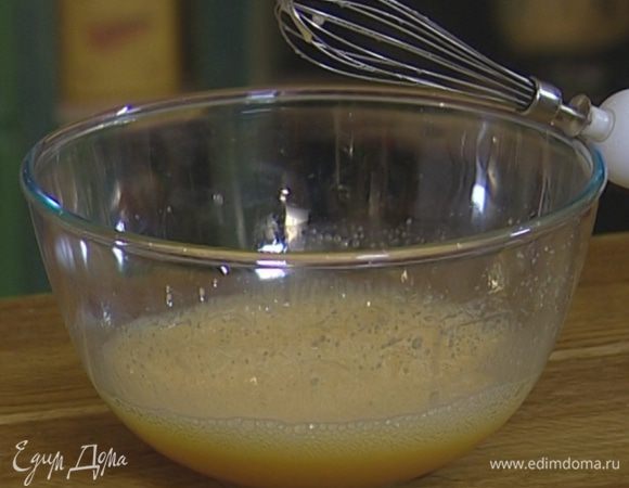 Миксером взбить яйца с оставшимся сахаром в упругую пену, добавить ванильный экстракт. 