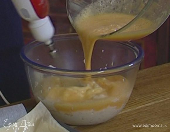 В готовую кашу ввести взбитые яйца и еще раз взбить все вместе миксером.