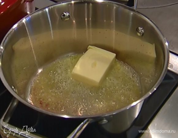 В небольшой кастрюле растопить сливочное масло.