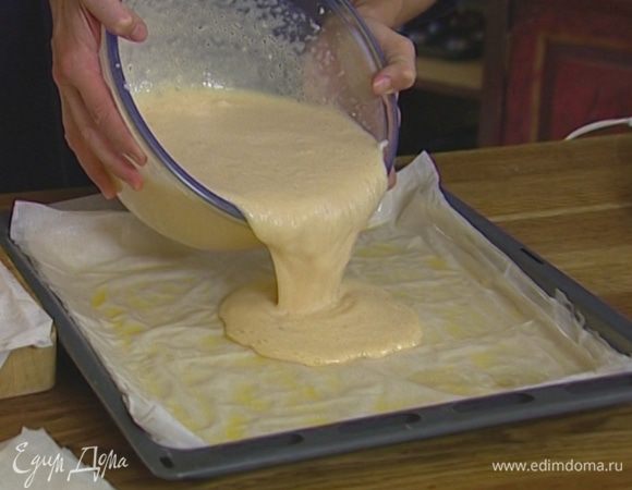 Выстелить противень бумагой для выпечки, выложить 3 листа теста фило, смазать растопленным сливочным маслом. Сверху поместить еще 3 листа, смазать маслом и равномерно распределить манный крем. На крем поместить 3 слоя теста, смазать сливочным маслом, сверху выложить оставшиеся три (лишние края теста срезать) и промазать маслом. Отправить противень в разогретую духовку на 15−20 минут.