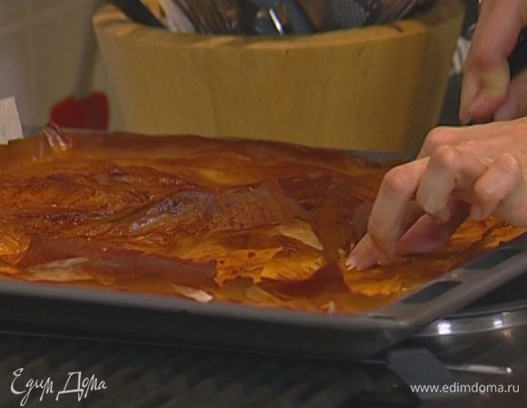 Дать пирогу остыть и нарезать кусочками. Можно присыпать сахарной пудрой.