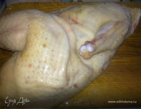 Берем курицу,хорошо моем ее под проточной водой.